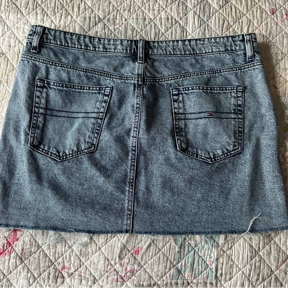 Tommy Hilfiger Denim Acid Wash Embroidered Logo Mini Skirt Size 18 - Picture 5 of 8